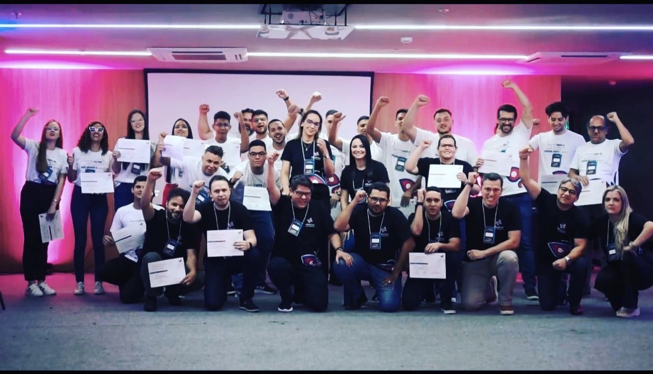 Participantes reunidos em experiência de desenvolvimento humano