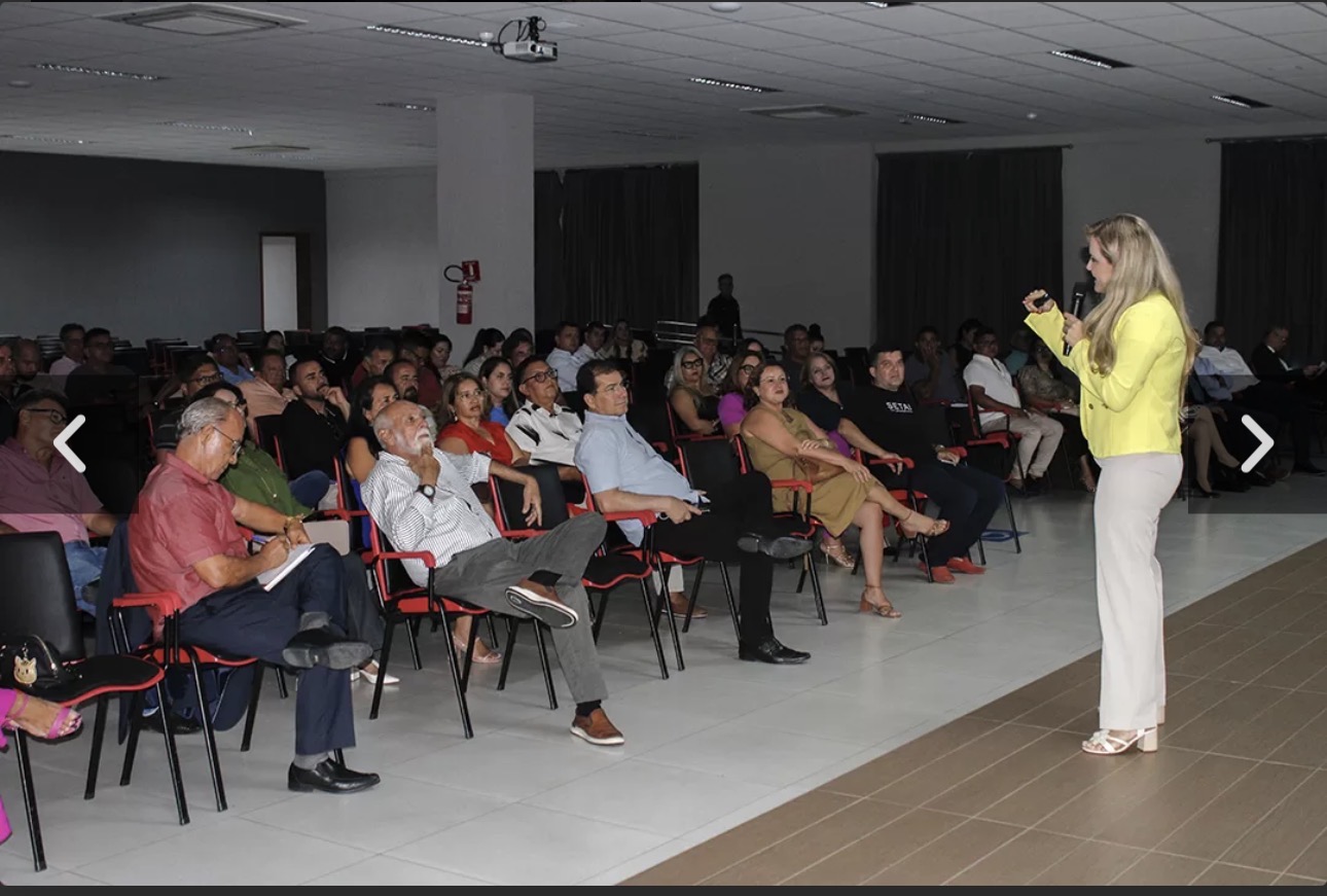 Talita Leão conduzindo uma experiência presencial